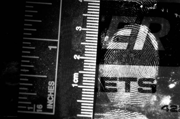 blanco y negro huella dactilar - escena del crimen primer plano fotografías e imágenes de stock