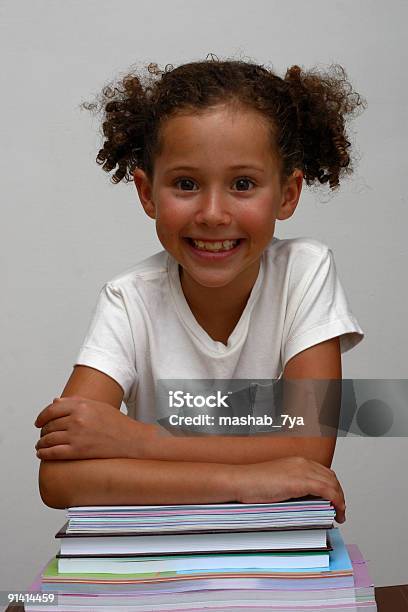 A Rapariga Com Livros - Fotografias de stock e mais imagens de Amontoar - Amontoar, Aprender, Caderno de notas
