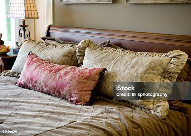 Modernem Luxus Home Vorstädte Schlafzimmer Stockfoto und mehr Bilder von Behaglich - Behaglich, Beige, Bett