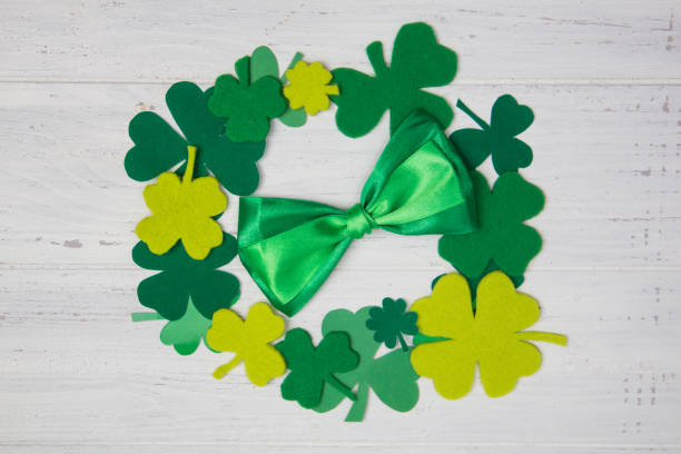 istock Green satin bow in round frame clover leaf. St.Patrick 's Day 914148698