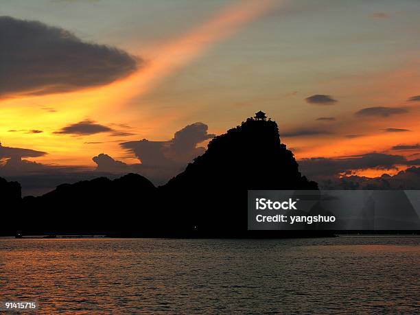 Zachód Słońca W Ha Long Bay I Mnisi Temple - zdjęcia stockowe i więcej obrazów Bez ludzi - Bez ludzi, Chmura, Fajny