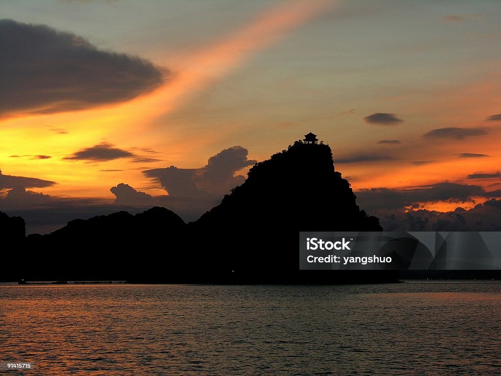 Pôr-do-sol na Baía de Halong com Templo budista - Foto de stock de Baía Halong royalty-free