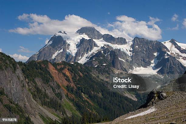 Montañas Cubiertas De Nieve En El Verano Foto de stock y más banco de imágenes de Aire libre - Aire libre, Belleza de la naturaleza, Cadena de montañas