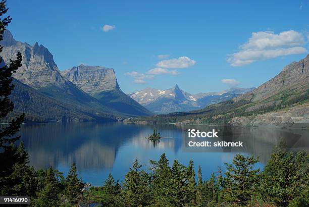 Isla De Wild Goose En Lago St Mary Foto de stock y más banco de imágenes de Parque Nacional de los Glaciares - Parque Internacional de la Paz Waterton-Glacier - Parque Nacional de los Glaciares - Parque Internacional de la Paz Waterton-Glacier, Pino - Conífera, Agua