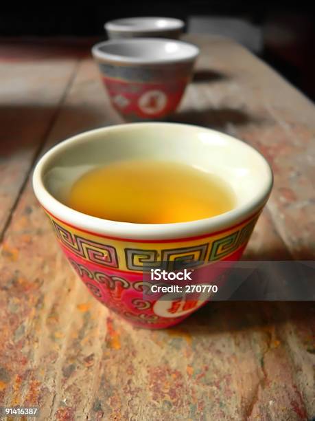 中国のティーカップに素敵なパターンの木製ベンチ - 宗教儀式の供物のストックフォトや画像を多数ご用意 - 宗教儀式の供物, 中国茶, アジアおよびインド民族