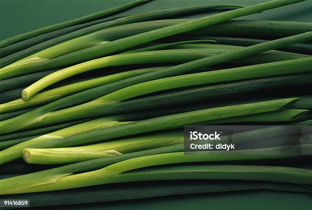 Grupo De Cebola Verde - Fotografias de stock e mais imagens de Alimentação Saudável - Alimentação Saudável, Cebola, Colorido