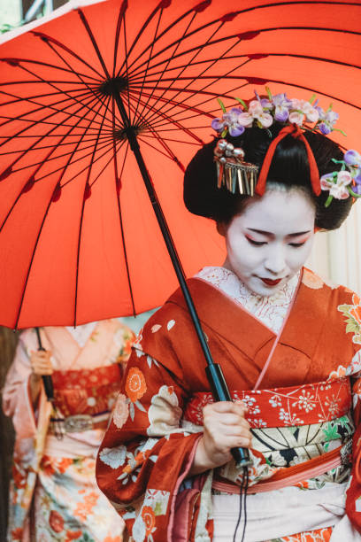 maiko mädchen in kyoto - parasol umbrella asian ethnicity asian culture stock-fotos und bilder