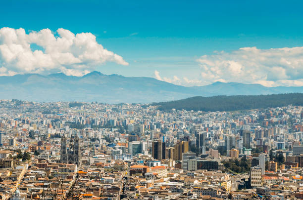 panorama de quito - ecuador vista desde el panecillo, una colina de 200 metros de altura de origen volcánico - ecuador fotografías e imágenes de stock