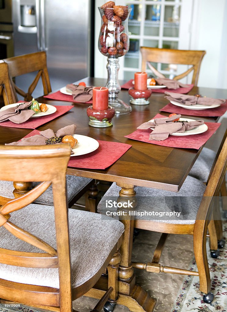 Table de cuisine moderne Suburbia - Photo de A la mode libre de droits