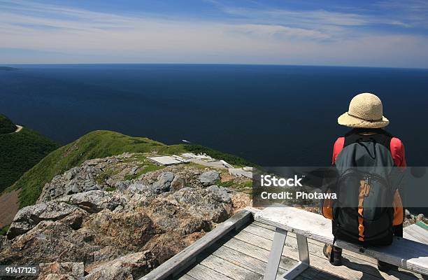 여자 앉아 스카이라인 트레일 케이프 브레튼 하이랜드 국립 공원에 대한 스톡 사진 및 기타 이미지 - 케이프 브레튼 하이랜드 국립 공원, 건강한 생활방식, 경관