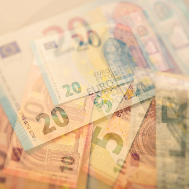 billets de papier. cinq, vingt et dix euros. - five euro banknote european union currency number 5 paper currency photos et images de collection