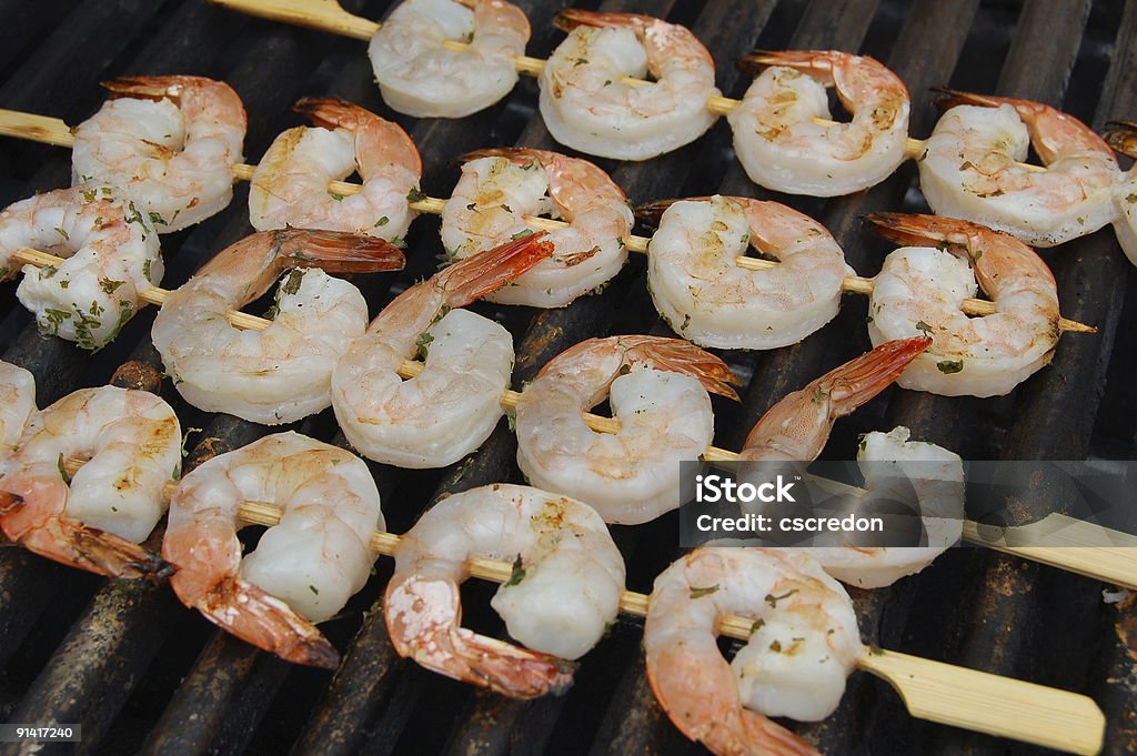 Crevettes grillées - Photo de Ail - Légume à bulbe libre de droits