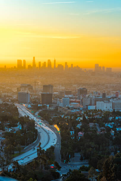 skyline de los angeles à l’aube à la recherche du mt hollywood - hollywood california skyline city of los angeles panoramic photos et images de collection