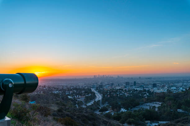 skyline de los angeles à l’aube à la recherche du mt hollywood - hollywood california skyline city of los angeles panoramic photos et images de collection