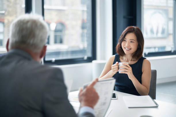 동료를 듣고 웃는 사업가 - coffee board room office meeting 뉴스 사진 이미지