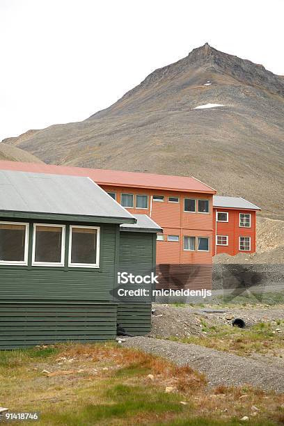 Holzhäuser In Longyearbyen Insel Spitzbergen Stockfoto und mehr Bilder von Architektur - Architektur, Arktis, Berg