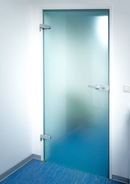 istock Hospital glass door 914188390