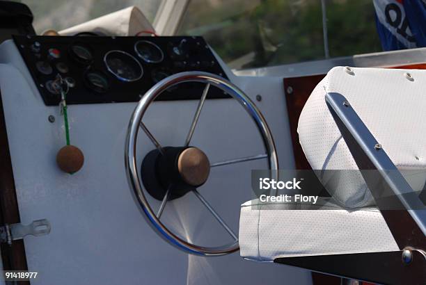 Helm Boot Stockfoto und mehr Bilder von Anleitung - Konzepte - Anleitung - Konzepte, Ausrüstung und Geräte, Charter-Boot