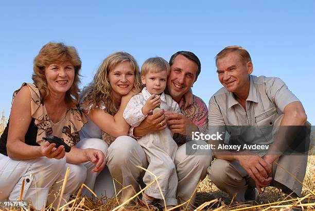 Família Feliz - Fotografias de stock e mais imagens de 2-3 Anos - 2-3 Anos, 30-34 Anos, 50 Anos