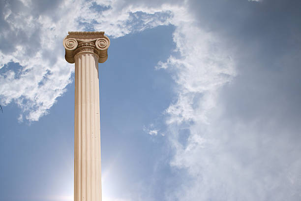 columna contra el cielo nublado - column greece pedestal classical greek fotografías e imágenes de stock