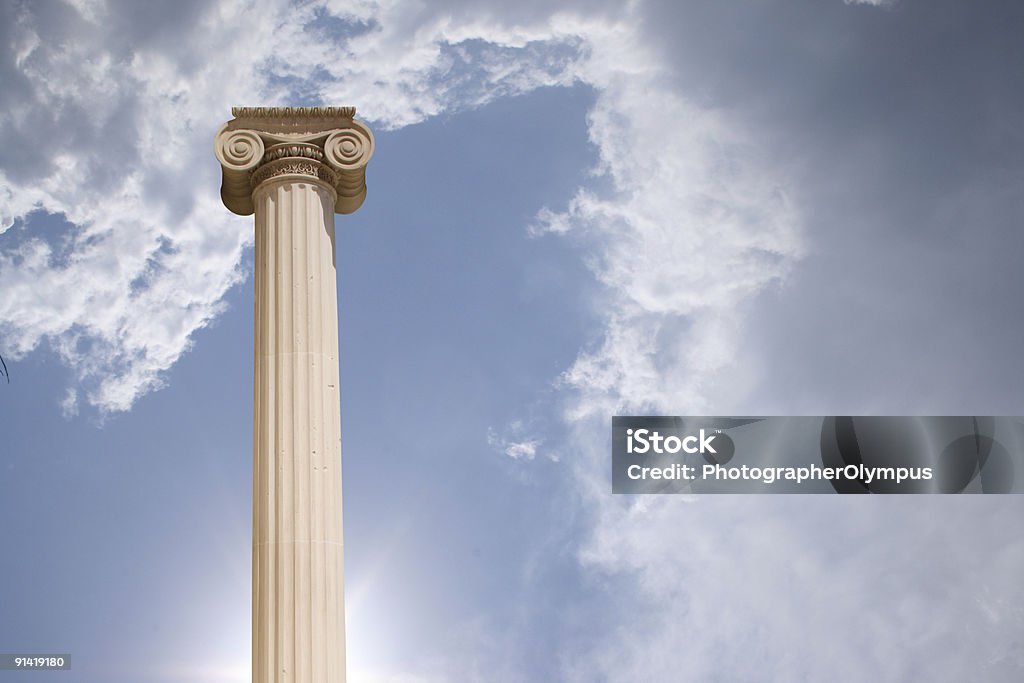 Colonna contro il cielo nuvoloso - Foto stock royalty-free di La Giustizia