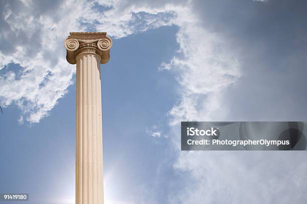 Colonna Contro Il Cielo Nuvoloso - Fotografie stock e altre immagini di La Giustizia - La Giustizia, Sfondi, Statua