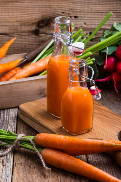 suco de cenoura espremido e legumes frescos - carrot juice - fotografias e filmes do acervo
