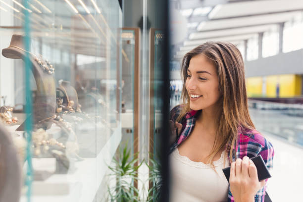 istock Girl in the shopping mall 914192510