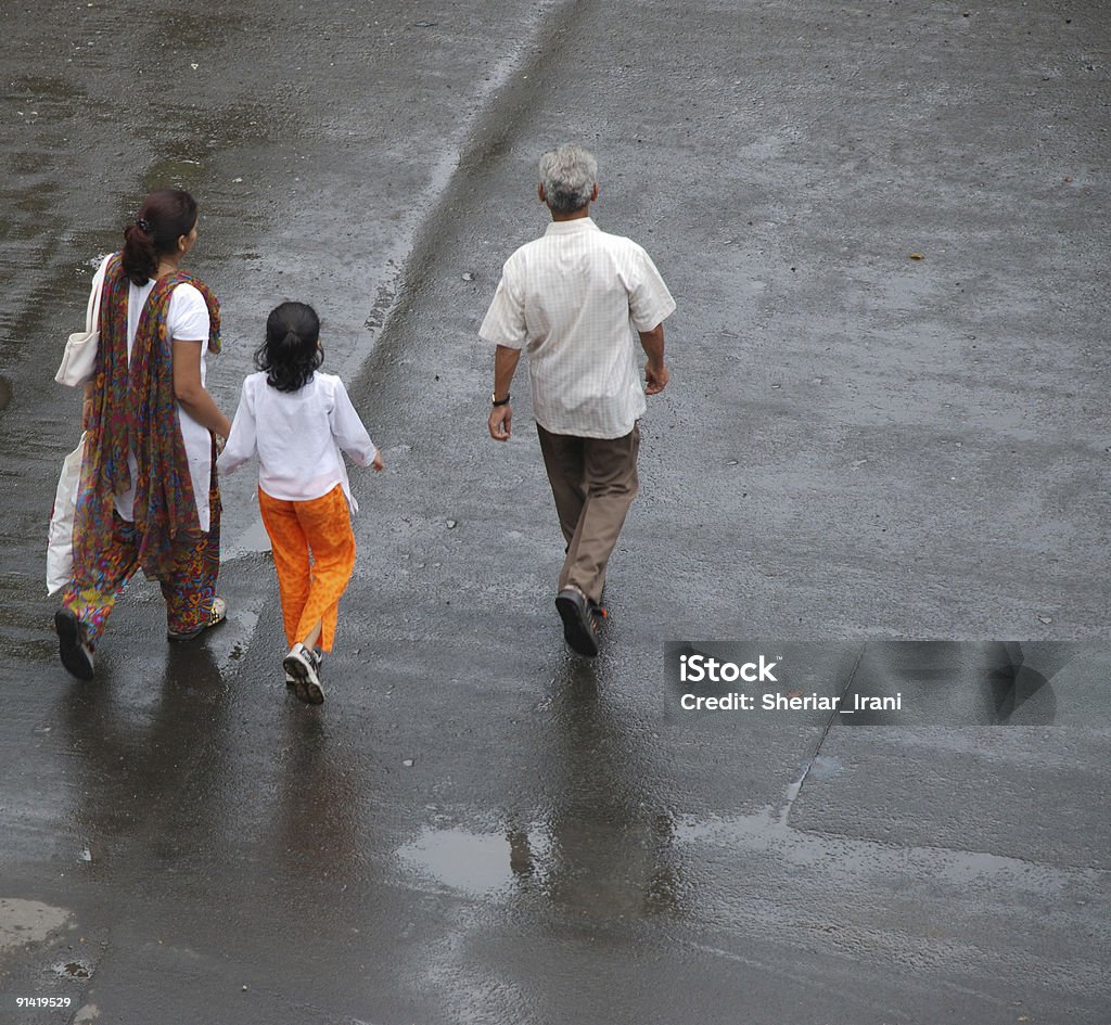Indische Familie Überqueren Sie die Straße, Mumbai - Lizenzfrei Anzahl von Menschen Stock-Foto