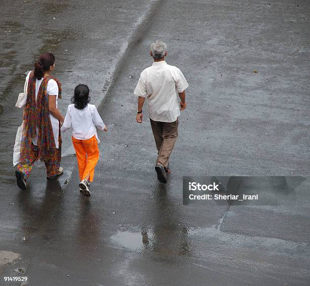 Indische Familie Überqueren Sie Die Straße Mumbai Stockfoto und mehr Bilder von Anzahl von Menschen - Anzahl von Menschen, Durchnässt, Eltern