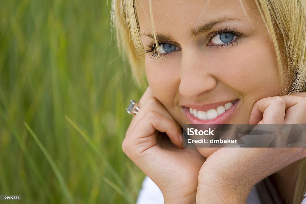 美しい幸せな女性、自然な緑の草背景 - ちやほやのロイヤリティフリーストックフォト