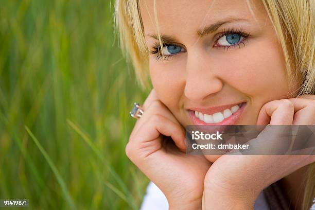 Foto de Linda Mulher Feliz Com Fundo Verde Grama Natural e mais fotos de stock de Adulação - Adulação, Adulto, Beleza