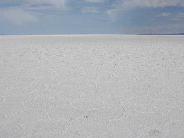 earth's stand im salar de uyuni - white desert stock-fotos und bilder