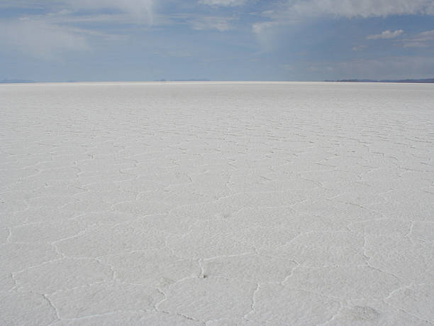 tierra de curvatura en salar de uyuni - white desert fotografías e imágenes de stock