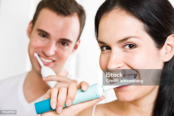 Paar Bürsten Zähne Im Badezimmer Stockfoto und mehr Bilder von Attraktive Frau - Attraktive Frau, Badezimmer, Braunes Haar