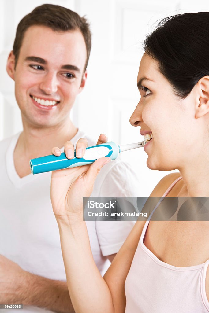 Couple se brosser les dents dans la salle de bains - Photo de Adulte libre de droits