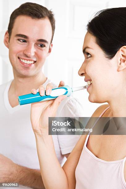 Photo libre de droit de Couple Se Brosser Les Dents Dans La Salle De Bains banque d'images et plus d'images libres de droit de Adulte - Adulte, Beauté, Belle femme