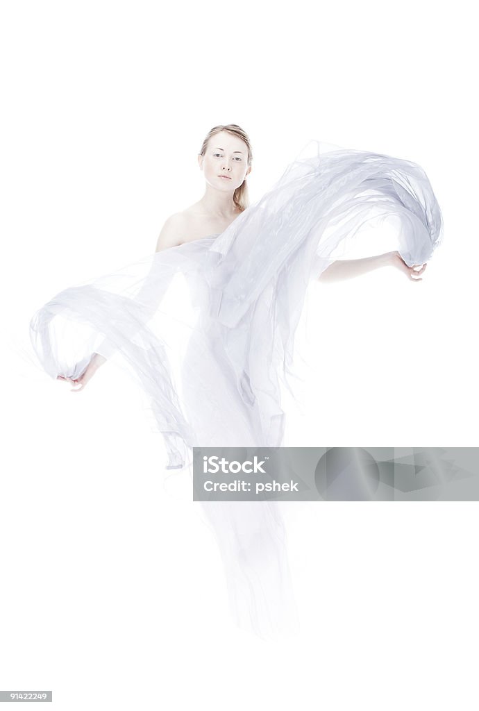 Młoda kobieta machająca przez lekkie tkaniny na biały high key - Zbiór zdjęć royalty-free (Duch)