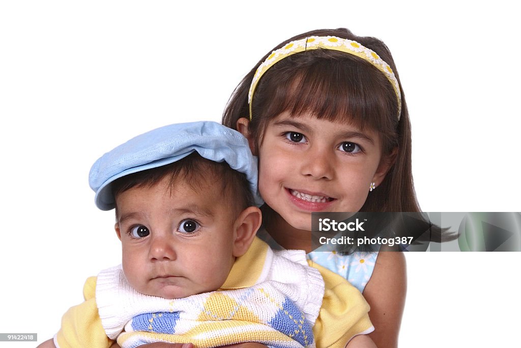 Молодая девушка с Baby Brother - Стоковые фото 18-23 месяца роялти-фри