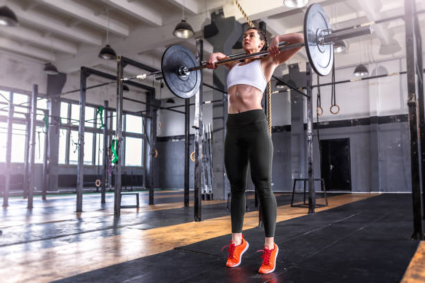 desportivo atlético woman no ginásio crossfit - kettle bell sport women muscular build - fotografias e filmes do acervo