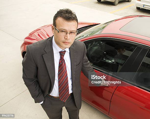 男性が彼の車にレッド - 1人のストックフォトや画像を多数ご用意 - 1人, 30-34歳, 30代の男性一人