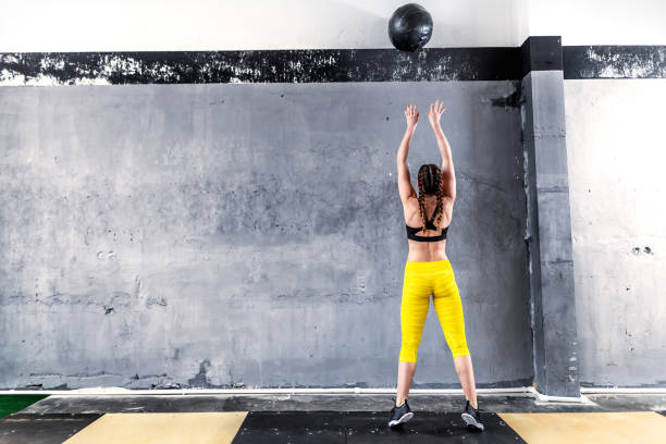 desportivo atlético woman no ginásio crossfit - kettle bell sport women muscular build - fotografias e filmes do acervo