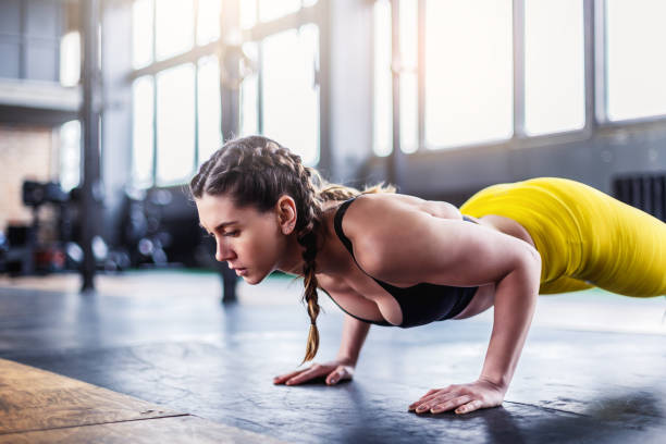 desportivo atlético woman no ginásio crossfit - kettle bell sport women muscular build - fotografias e filmes do acervo