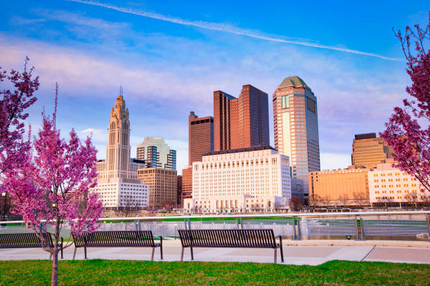 horizonte de columbus, ohio en la primavera - columbus park fotografías e imágenes de stock