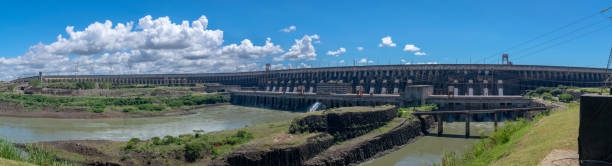 le itaipu dam est un barrage hydroélectrique sur le fleuve paraná, situé à la frontière entre le brésil et le paraguay. - itaipu dam photos et images de collection