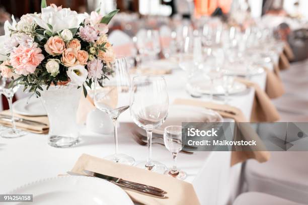 Tavoli Allestiti Per Una Festa Di Evento O Un Ricevimento Di Nozze Lussuoso Tavolo Elegante Che Imposta La Cena In Un Ristorante Bicchieri E Piatti - Fotografie stock e altre immagini di Matrimonio