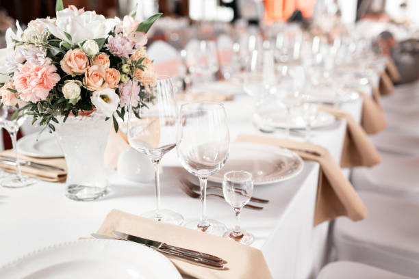 tabellen instellen voor een gebeurtenis partij of bruiloft receptie. luxe elegante tabel instelling diner in een restaurant. bril en gerechten. - glas serviesgoed fotos stockfoto's en -beelden