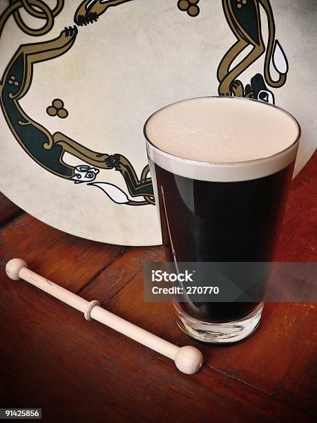 伝統的なアイルランドのシーンにバウロンドラムとビールのスタウト - アイルランド共和国のストックフォトや画像を多数ご用意 - アイルランド共和国, アイルランド文化, イギリス