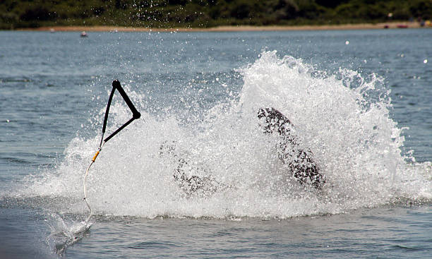 narciarstwo wodne starcie w prochy - waterskiis zdjęcia i obrazy z banku zdjęć