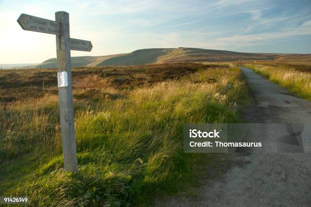 Moorland Указателя — стоковые фотографии и другие картинки Тропа - Тропа, Знак, Однополосная дорога